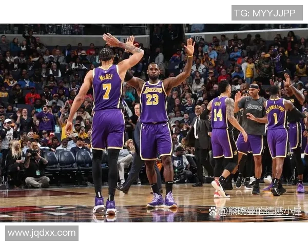 2014年湖人与山猫的激烈对决回顾与精彩瞬间分析 2014年湖人与山猫的激烈对决回顾与精彩瞬间分析