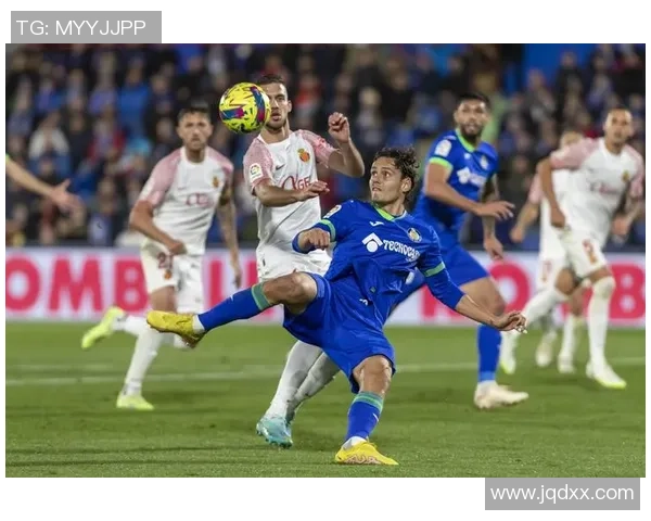 利兹联迎战巴萨激情对决球迷期待精彩瞬间再现 利兹联迎战巴萨激情对决球迷期待精彩瞬间再现